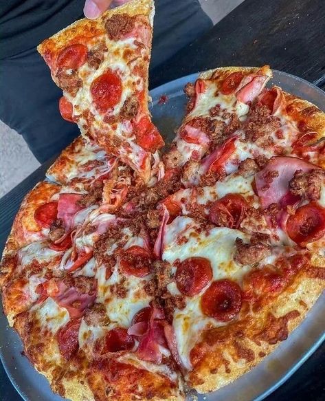 Meat Lovers Pizza, Road Trip Food, Yummy Comfort Food, Delicious Pizza, Food Goals, Camping Food, Food Humor, Food Obsession, Pretty Food