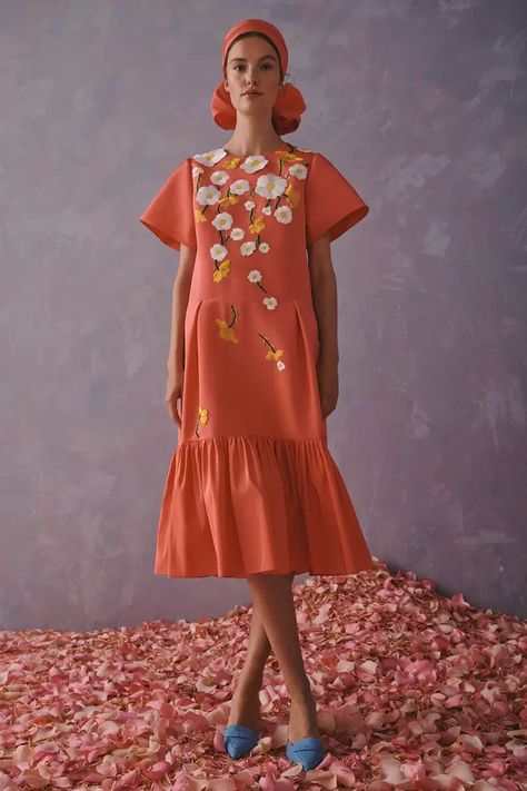 Look 31 Carolina Herrera Bridal, Grace Elizabeth, Resort 2020, Retro Mode, 2020 Fashion, Fashion Tips For Women, Orange Dress, Vogue Paris, Fashion 2020