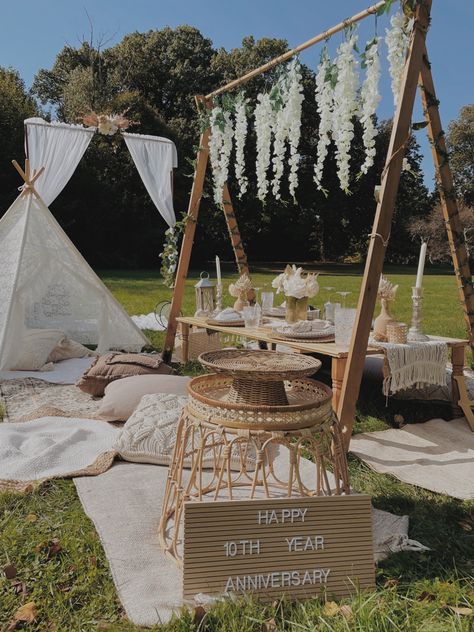 Picnic Boho Party, Outdoor Picnic Decor, Picnic Table Ideas Outdoor, Neutral Picnic Setup, Picnic Set Up Ideas, Pallet Picnic Party, Picnic Table Decorations, Boho Chic Picnic Table Settings, Backyard Picnic Ideas