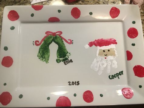 Christmas plate Santas Cookie Plate Diy, Diy Christmas Plate, Baby Footprints Christmas, Diy Christmas Cookies, Baby Christmas Crafts, Painted Peacock, Baby Crafts Diy, Ceramic Cafe, Cookies For Santa Plate