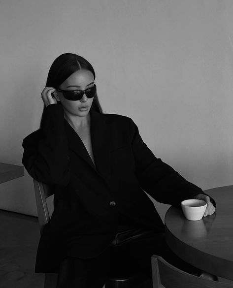 Rich Girl Aesthetic, Shotting Photo, Dark Feminine Aesthetic, Instagram Feed Inspiration, Model Poses Photography, Classy Aesthetic, Feminine Aesthetic, Branding Photoshoot, Rich Girl