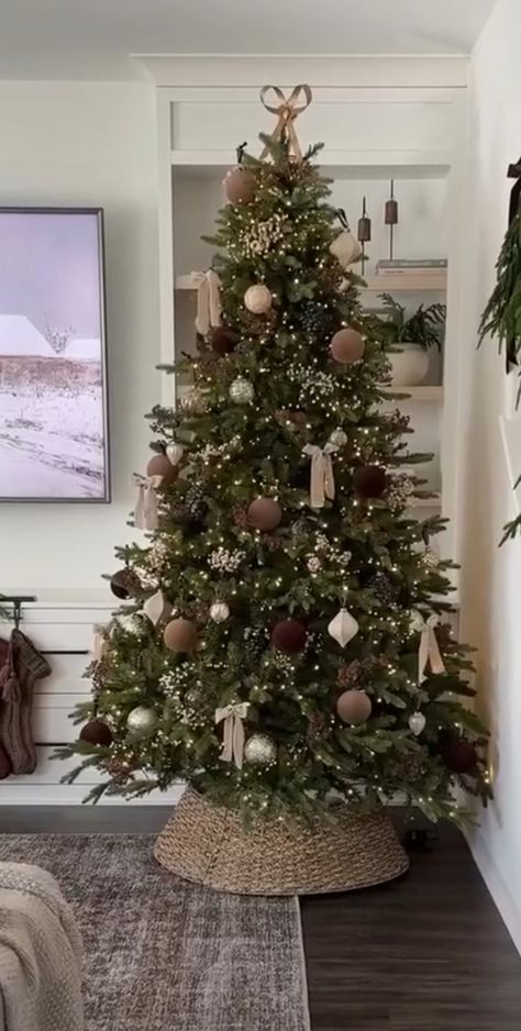 Christmas Tree White And Beige, Brown Tree Aesthetic, Brown And Neutral Christmas Tree, Brown Tones Christmas Tree, Now Christmas Trees, Christmas Tress Aesthetic, Green Brown Cream Christmas, Neutrals Christmas Tree Decorations, Brown Tree Christmas