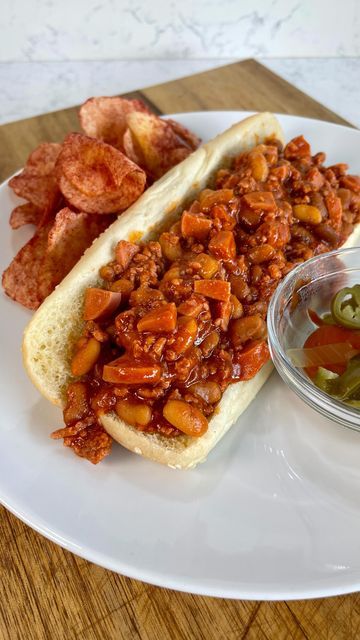 CELINA | RECETAS DELICIOSAS on Instagram: "Me han pedido mucho mi receta para chili dogs! Así que aquí la tienen ❤️ Es un platillo clásico en las piñatas aquí en Monterrey, pero resulta que los adultos ansiamos comerlos igual o más que los niños 😂. Creo que el éxito de éste platillo es su sabor “Sweet and spicy”. Queda adictivo! Si no les gustan los platillos dulzones, cambien la salsa catsup por puré de tomate y listo! Yo usé chorizo de cerdo que compré en la Carretera Nacional, pueden usar el Chili Dogs Receta, Chasing Cars, Chili Dogs, Fish And Chicken, Chili, Meat, Fish, Chicken, On Instagram