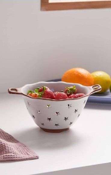 Ceramic Colander, Ceramic Berry Bowl, Ceramic Food, Pottery Classes, Ceramics Ideas Pottery, Berry Bowl, Pottery Designs, Ceramic Design, Kitchen Stuff