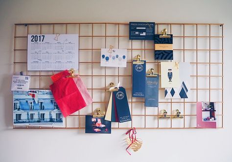 DIY an on-trend gold mesh wire metal pinboard / memo board for your home office using a grid wall panel and metal primer and gold spray paint. Organisation, Kitchen Notice Board, Pinboard Ideas, Stylish Halloween Decor, Succulent Wall Garden, Office Memo, Diy Cork, Rustic Office, Farmhouse Room