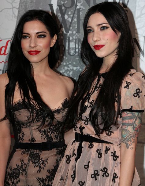 Love The Veronicas´s style Jessica Origliasso, Lisa Origliasso, Heavy Metal Movie, The Veronicas, Aaliyah Style, Women In Music, Taylor Swift Pictures, Twin Sisters, Female Singers