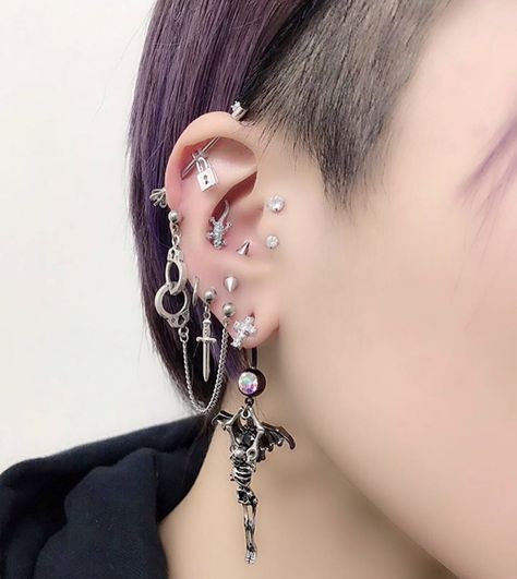 Goth Piercings, Types Of Ear Piercings, Cool Ear Piercings, Pretty Ear Piercings, Grunge Jewelry, Cool Piercings, Cute Ear Piercings, Earrings Aesthetic, Cute Piercings