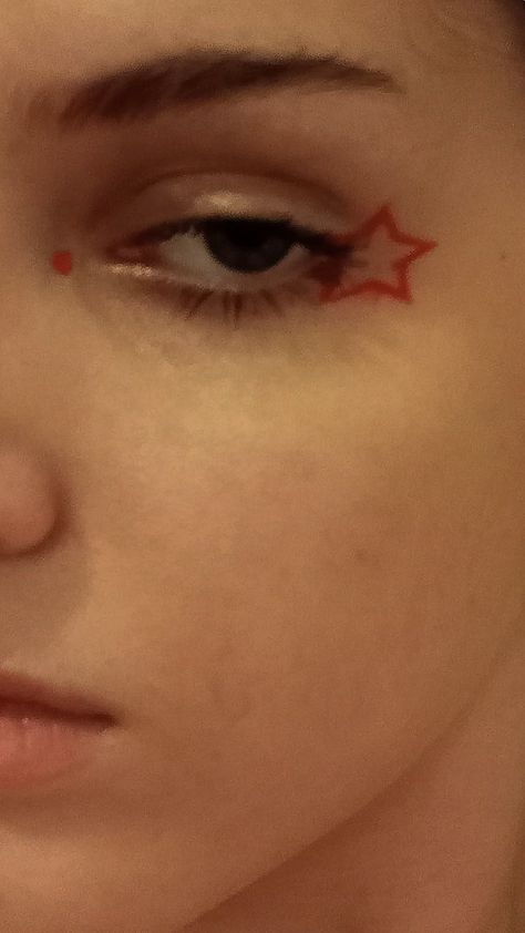 Red Star Makeup, Makeup With Stars, Hippie Makeup, Funky Makeup, Red Eyeliner, Graphic Makeup, Swag Makeup, Pintura Facial, Red Makeup