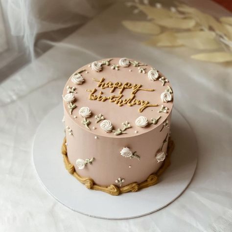 White And Rose Gold Birthday Cake, Beige Bday Cake, Off White Cake Design, Beige Cake Ideas, Beige Cake Birthday, Neutral Color Cake, Beige Cake Aesthetic, Beige Birthday Theme, Beige Birthday Cake