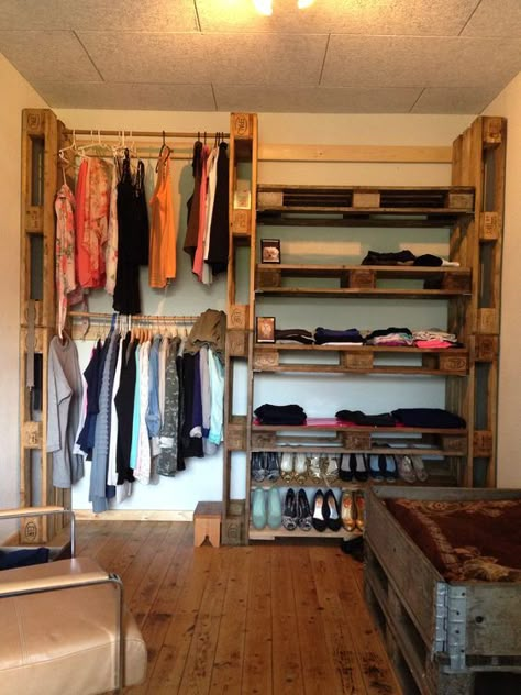 Pallet Wardrobe Diy Closet Ideas, Pallet Closet Diy, Diy Pallet Closet, Diy Pallet Shelves, Pallet Wardrobe, Pallet Closet, Pallet Furniture Designs, Diy Wardrobe, Open Closet