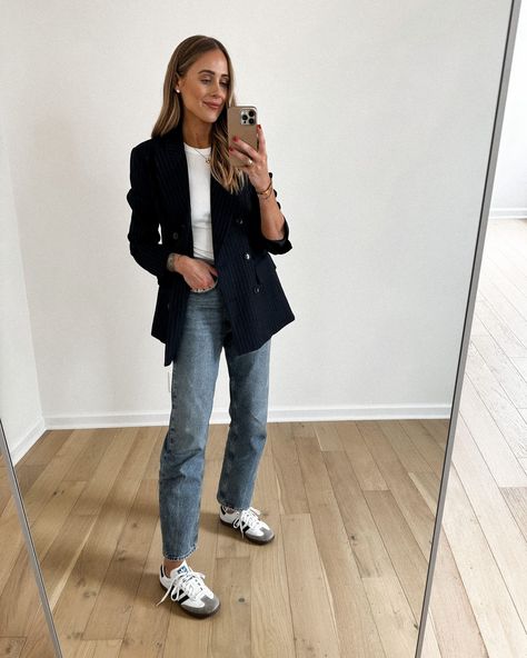 Blazer And Sneakers Outfit, Black Blazer With Jeans, Navy Blazer Outfits, Jeans And Sneakers Outfit, Travel Outfits For Women, Best Travel Outfits For Women, Airport Outfit Ideas, Looks Adidas, Flight Outfit