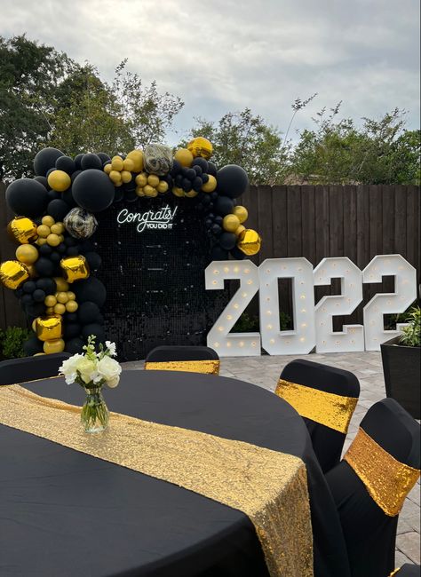 Graduation Party Ideas Modern, Graduation Party Room Set Up, Chico State Graduation Party, Man Graduation Party, Men Graduation Party Ideas, Graduation Balloon Decorations Outside, Graduation Party Ideas College Men, Black Tie Graduation Party Ideas, Graduation Party Ideas Gold And Black