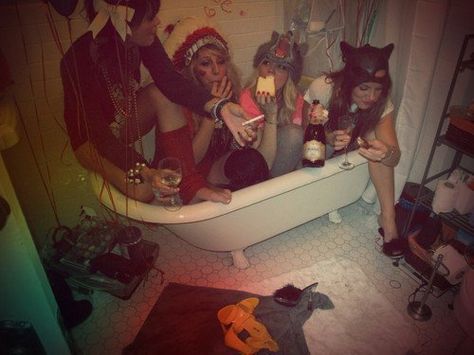 bathtub party Tumblr, Summer Bucket Lists, Bachelorette Bucket Lists, Ladies Bathroom, Teenage Wasteland, Young Wild Free, Animal Masks, Summer Bucket