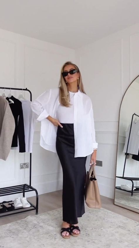 50  Modest Fashion Looks to Keep You Cool This Summer - Boss Babe Chronicles Black Satin Skirt, Satin Skirt Outfit, Black Silk Skirt, Rok Outfit, Modest Summer Outfits, Office Outfits Women, Elegante Casual, Looks Street Style, Stylish Work Outfits