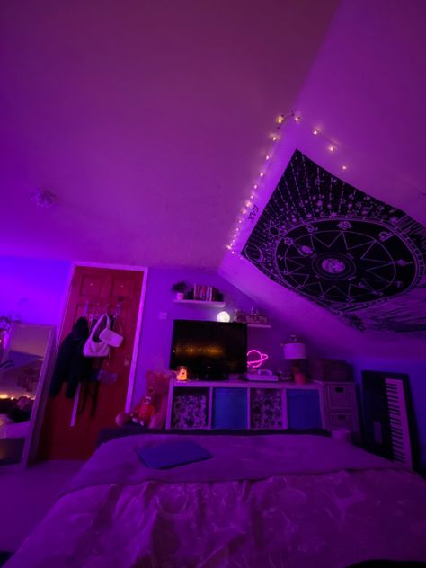 #room #indie #y2k Bedroom Inspo Aesthetic Y2k, Small Bedroom Ideas Y2k, Room Decor Ideas Y2k Grunge, Y2k Bedroom Aesthetic Retro, Y2k Indie Room, Y2k Bedroom Aesthetic, Room Ideas Y2k, Room Indie, Y2k Room Decor