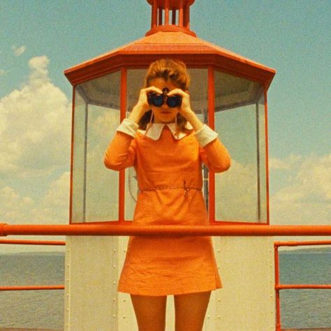 ELLE loves... fashion inspiration from Wes Anderson film, Moonrise Kingdom Suzy Bishop (played by Kara Hayward) looks cute in a 60s style long sleeved, yellow mini dress with a white collar. Perfectly accessorised with a pair of vintage binoculars. Click through for more colourful Wes Anderson movie stills! Wes Anderson Aesthetic, Color In Film, Wes Anderson Style, Kara Hayward, Posters Decor, 60s Aesthetic, Wes Anderson Movies, Jennifer Grey, Wes Anderson Films