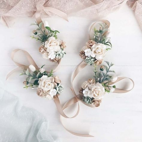 Corsage White, Bracelet Corsage, Wrist Corsage Wedding, Flower Wrist Corsage, Bridesmaid Corsage, Chloe Rose, Corsage And Boutonniere, Bridal Flower Crown, White Bridal Bouquet