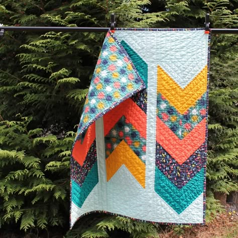 Teacher Quilt, Teen Quilts, Chevron Quilt Pattern, Arrow Quilt, Quilting Ideas Patterns, Quilts Designs, Herringbone Quilt, Baby Quilt Ideas, Quilt Pattern Download