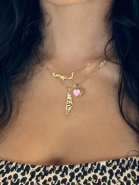 Arabic gold name plate Arab Name Necklace, Gold Jewelry Arab, Arabic Gold Necklace Designs, Arab Gold Jewelry, Arab Necklace, Arabic Gold Jewelry, Middle Eastern Gold, Arab Jewelry, Gold Name Plate