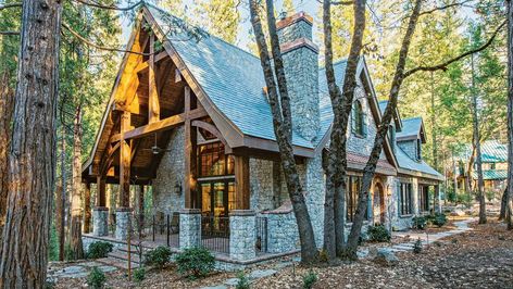 A Welcoming Timber Guest Home in California Architectural Homes, Stone Cabin, Timber Homes, Mountain Cottage, Rustic Home Design, Architectural Styles, Cottage In The Woods, Timber Frame Homes, Timber House