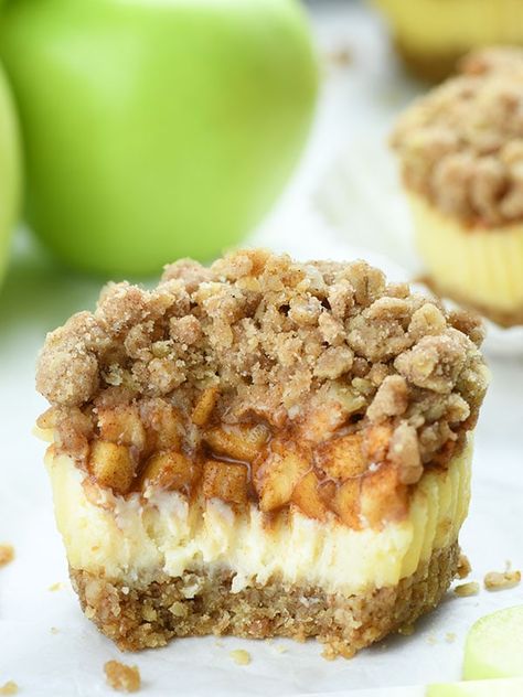 Apple Crisp Mini Cheesecake, Apple Crisp Mini, Deserturi Raw Vegan, Apple Crisp Cheesecake, Dessert Summer, Mini Cheesecake Recipes, Desserts Healthy, Fall Dessert Recipes, Streusel Topping