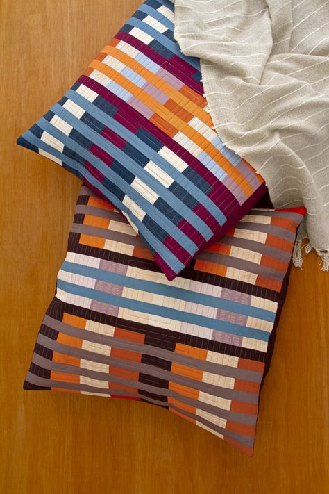 Modern Quilted Pillow, Pillow Patterns, Quilted Pillow Pattern, Patchwork Pillows, Home Decor Sewing Projects, Suzy Quilts, Modern Patchwork, Patchwork Pillows Ideas, Quilted Throw Pillows