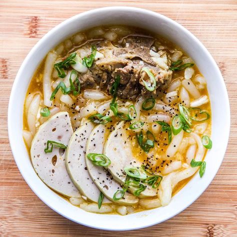 Vietnamese Thick Noodle Soup Recipe (Banh Canh) Vietnamese Banh Canh Recipe, Vietnamese Beef Soup, Banh Canh Cua Recipe, Hu Tieu Recipe, Banh Canh Recipe, Authentic Vietnamese Recipes, Vicky Pham, Banh Canh, Hu Tieu