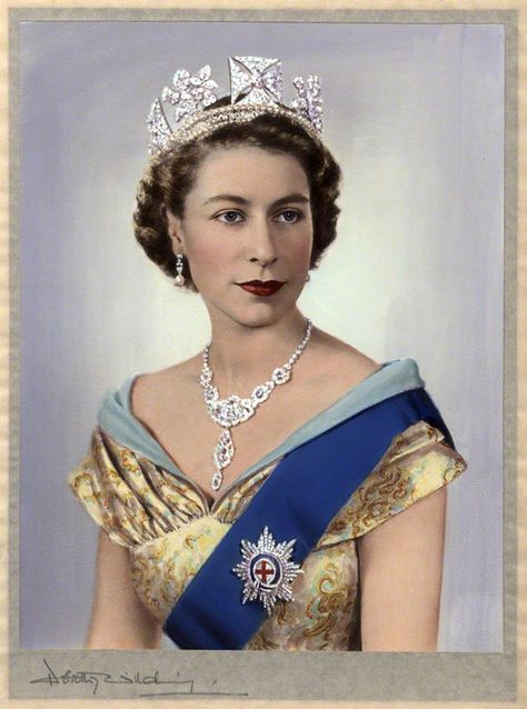 Dorothy Wilding, Queen Elizabeth II, hand-colored by Beatrice Johnson, (1952). Photo: © William Hustler and Georgina Hustler, courtesy the National Portrait Gallery, London. Elizabeth Ii Young, Queen Elizabeth Portrait, Ducesa Kate, Pictures Of Queen Elizabeth, Princesa Margaret, The Queen Of England, Young Queen Elizabeth, Rainha Elizabeth Ii, Reine Elizabeth Ii