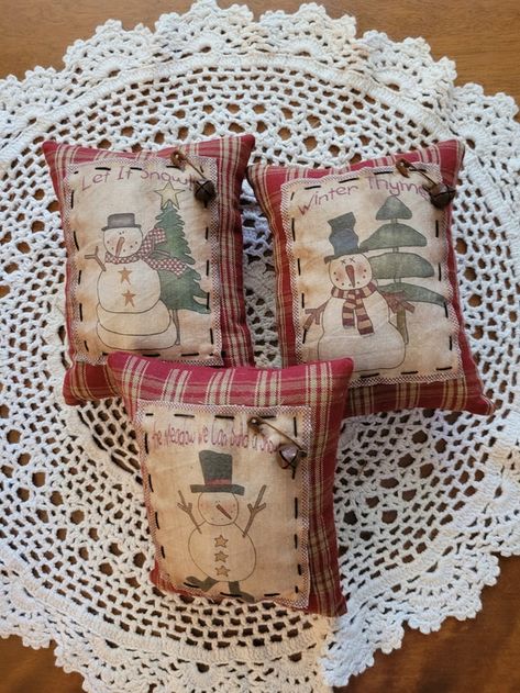 RitasCountryPrims - Etsy Primitive Crafts To Make, Primitive Christmas Crafts, Handcrafted Christmas Cards, Primitive Christmas Tree, Primitive Pillows, Rustic Vintage Decor, Group Crafts, Prim Christmas, Country Decor Rustic