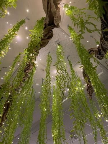 Forest Diy Decorations, Fairy Tent Canopies, Tree Decoration Indoor, Diy Enchanted Forest Tree, Woodland Stage Design, Nature Theme Decorations, Enchanted Diy Decorations, Diy Tree Canopy, Diy Tree Backdrop