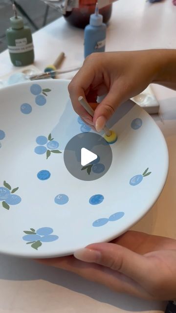 Painted Dish Ideas, Clay Plates Design Patterns, Blue Pottery Painting Ideas, Paint Blueberries, Baby Pottery Painting Ideas, Cute Plate Designs, Paint A Pot Ideas, Creative Space Keramik Ideas, Ceramic Painting Plate