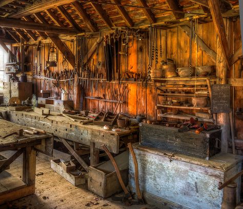 A late 19th century carpenter's workshop with its original tools. Now in the Weald and Downland Museum. by Anguskirk, via Flickr Carpenter Workshop Ideas, Craftsman Workshop, Wood Trellis, Workshop Layout, Carpentry Workshop, Shop Layout, Antique Tools, Wood Working Gifts, Woodworking Workshop