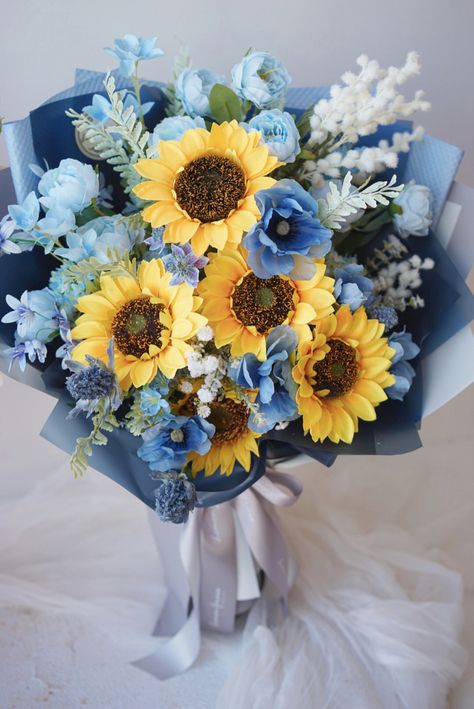 Sunflower Blue Bouquet, Sunflowers And Blue Hydrangeas, Blue Sunflower Wedding, Blue Hydrangea Bouquet, Blue Flower Arrangements, Graduation Flowers, Flower Arrangement Designs, Prettiest Bouquet, Hydrangea Bouquet