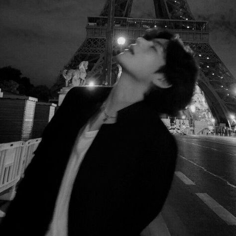 Aesthetic V Pictures, Foto Best Friend, V Bta, Bts Black And White, Dark Pictures, Taehyung Photoshoot, Bts Aesthetic Pictures, Kim Taehyung Wallpaper, Black And White Aesthetic