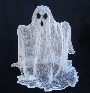 Picture of Floating ghost!!! low cost easy to make!!!! Disfarces Halloween, Floating Ghost, Cheesecloth Ghost, Floating Ghosts, Table Halloween, Ghost Diy, Hallowen Ideas, Halloween Ghost Decorations, Homemade Halloween Decorations