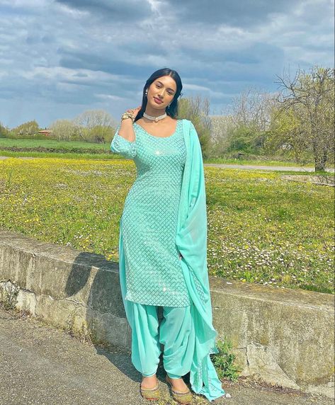 Punjabi Girl, Punjabi Suit, Patiala Suit Designs, Patiala Salwar Suits, Hot Dresses Tight, Punjabi Fashion, Desi Dress, Desi Wedding Dresses, Traditional Indian Dress