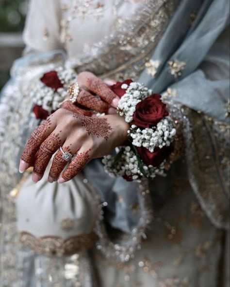 Nikkah Flower Jewellery, Bridal Gajra Hand, Nikah Hand Gajra, Desi Wedding Bouquet, Nikkah Jewellery Ideas, Poses With Gajra, Nikkah Gajrey, Rose Gajra In Hands, Flower Gajra For Hands