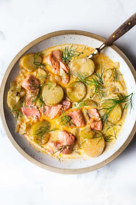 A simple recipe for Salmon Chowder using fresh salmon, that can be made in about 30 minutes on the stovetop. Fennel bulb gives this a lovely flavor, while a little smoked paprika adds a subtle smokiness without the addition of bacon. Low carb, Keto and dairy-free adaptable! Infradian Cycle, Smoked Salmon Recipes Dinners, Salmon Chowder Recipe Easy, Salmon Chowder Recipe, Shrimp Meals, Fennel Bulb, Salmon Chowder, Fresh Salmon, Makanan Diet