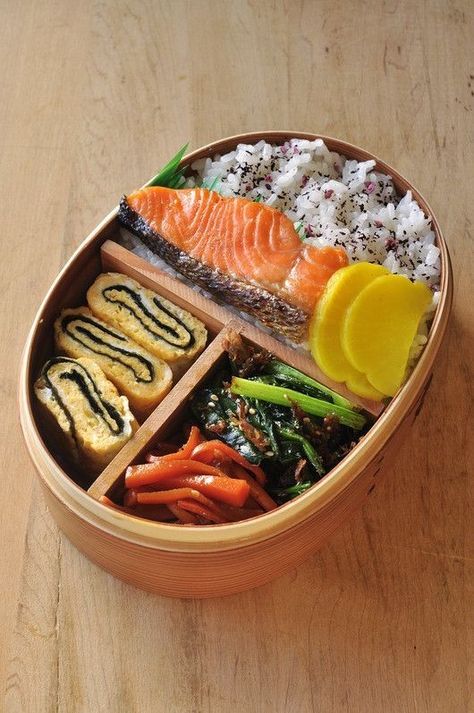 Japanese Food Bento, Menue Design, Bento Recipes, Bento Boxes, Trendy Boutique, Japan Food, Food Obsession, Cafe Food, Bento Box