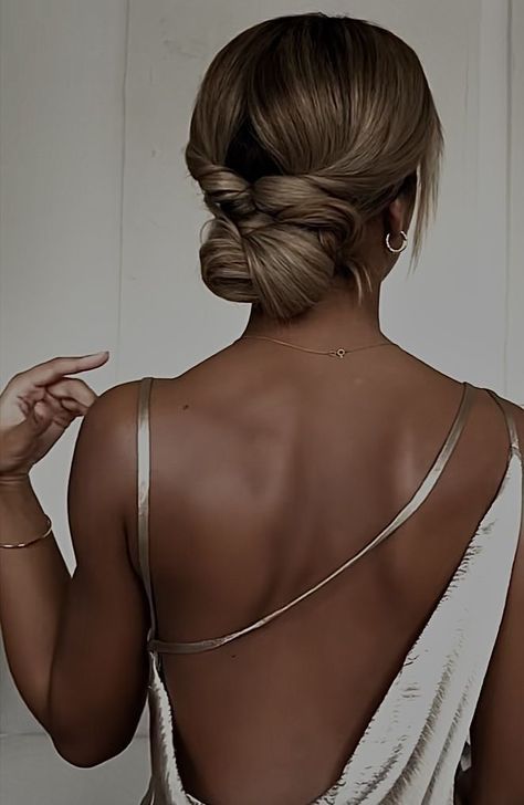 Sleek Bun with Flowers: Romantic Hair Inspiration Sleek Bun with Bangs: Edgy and Chic Sleek Prom Hair, Debs Hairstyles, Prom Hair Up, Bridesmaid Hair Inspo, Cute Prom Hairstyles, Prom Hairstyles Updos, Prom Hair Medium, Prom Buns, Prom Hair Updo