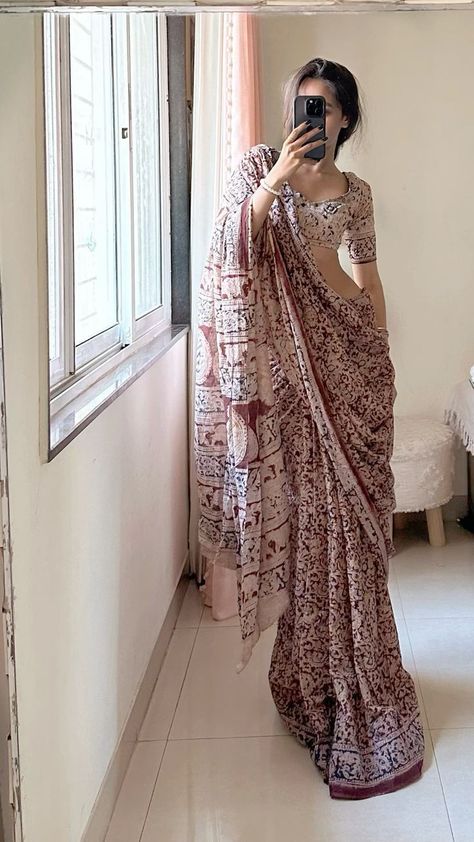 Girl Saree Dp, Farewell Sarees For Teens, Saree Dp, Free Size Blouse, Saree Wearing Styles, Simple Saree Designs, Fashionable Saree Blouse Designs, Desi Fits, Traditional Indian Dress