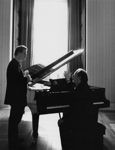 Christopher Nolan and Hans Zimmer at work. Nolan est connu pour ses scénarios complexes, et divers sujets comme la mémoire pour Memento, la magie pour Le Prestige, les rêves pour Inception et l'espace et le temps dans Interstellar. Chris Nolan, Nolan Film, Werner Herzog, Fritz Lang, Film Score, The Dark Knight Rises, Christopher Nolan, Inception, Film Director