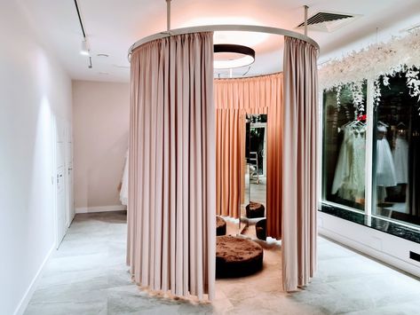 Bridal Changing Room, Bridal Boutique Interior, Bridal Showroom, Fashion Designer Studio, Sewing Room Design, Retail Store Interior, Store Interiors, Pink Interior, Boutique Interior