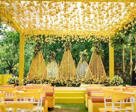 Haldi Decoration Outdoor Ideas, Sangeeth Stage Decorations, Haldi Wedding Decor, Pool Side Haldi Decor, Haldi Backdrop Stage Decorations, Haldi Ceremony Backdrop, Haldi Theme Decoration, Haldi Decoration Ideas Backdrops, Haldi Stage Decoration