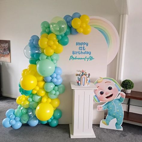 Cocomelon Balloon Decor, Coco Melon Backdrop, Cocomelon Birthday Photoshoot, Cake Smash Ideas Boy, Cocomelon Balloon Arch, Cocomelon Backdrop Ideas, Coco Melon Birthday Party Ideas, Cocomelon Party Ideas For Boy, Cocomelon Theme Birthday Party