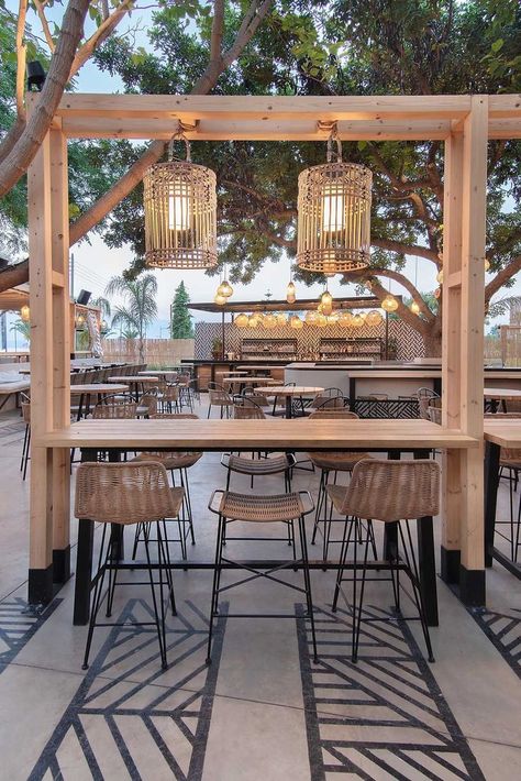 Beach Restaurant Design, Outdoor Restaurant Patio, Rooftop Restaurant Design, Outdoor Restaurant Design, Coffee Shop Interior Design, Restaurant Patio, Beach Restaurant, Beach Cafe, Outdoor Cafe