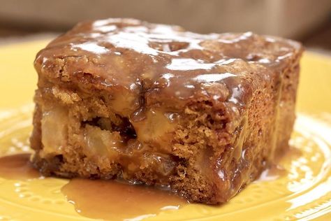 3 Ingredient Apple Spice Cake, Apple Cake With Box Cake, Apple Sauce Cake, Spice Cake Mix Recipes, Apple Spice Cake Recipe, Spice Cake Recipe, Moist Apple Cake, 30seconds Food, Easy Apple Cake