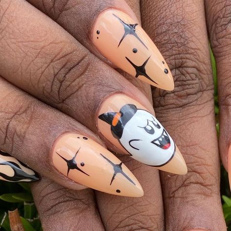 King Boo Nails Halloween Mario Brothers Nails, Halloween Nails Characters, Yoshi Nail Art, Character Nails Designs, Yoshi Nails, Halloween Character Nails, Boo Nails, Mario Nails, Character Nail Art