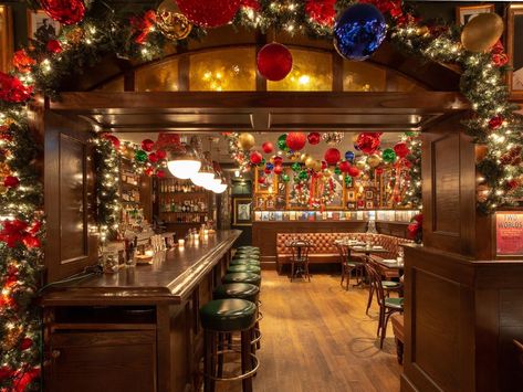 23 NYC Restaurants With Holiday Decorations - Eater NY Restaurant Christmas Decor, Best Outdoor Christmas Decorations, Good Vibes Wallpaper, Pop Up Bar, Xmas Dinner, Nyc Christmas, Easy Christmas Treats, Kitchen Christmas Gifts, Christmas Homescreen