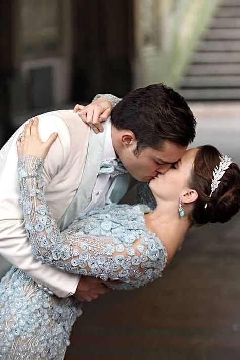 Dan Gossip Girl, Chuck E Blair, Chuck Y Blair, Blair And Chuck, Estilo Blair Waldorf, Blair And Serena, Stile Blair Waldorf, Teenage Couples, Gossip Girl Blair